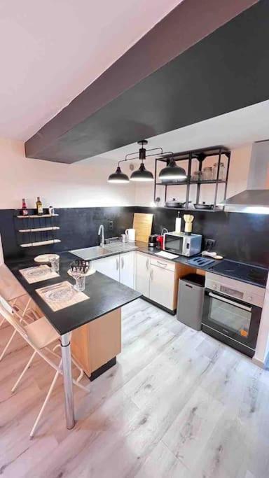Logement Moderne Au Coeur Du Village Saint-Georges-de-Luzençon Eksteriør billede