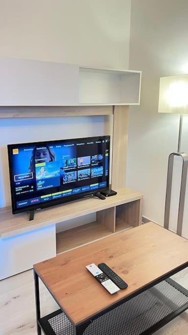 Logement Moderne Au Coeur Du Village Saint-Georges-de-Luzençon Eksteriør billede